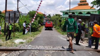 Cegah Kecelakaan, Warga Lamongan Memasang Palang Pintu di Perlintasan Kereta Api Memanfaatkan Barang Bekas