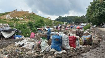 Terdampak Penutupan Sementara TPST Piyungan, Sunarto Kesulitan Cari Plastik Bekas
