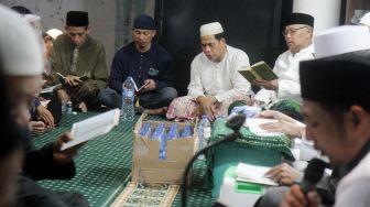 Umat muslim membaca surah Yasin di malam nisfu Syaban 15 Sya'ban 1443 Hijriah di Masjid Nurul Huda, Jakarta, Kamis (17/3/2022).  [Suara.com/Oke Atmaja]