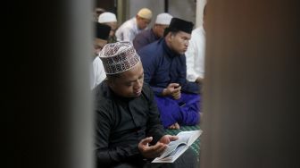 Umat muslim membaca surah Yasin di malam nisfu Syaban 15 Sya'ban 1443 Hijriah di Masjid Nurul Huda, Jakarta, Kamis (17/3/2022).  [Suara.com/Oke Atmaja]