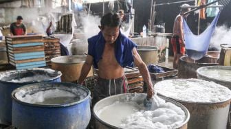 Pekerja memproduksi tahu dan tempe berbahan dasar kedelai di kawasan Duren Tiga Raya, Jakarta selatan, Jumat (18/3/2022). [Suara.com/Alfian Winanto]