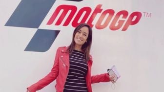 Presenter MotoGP Asal Spanyol Tampil Cantik Pakai Caping, Netizen Terpana