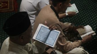 Umat muslim membaca surah Yasin di malam nisfu Syaban 15 Sya'ban 1443 Hijriah di Masjid Nurul Huda, Jakarta, Kamis (17/3/2022).  [Suara.com/Oke Atmaja]