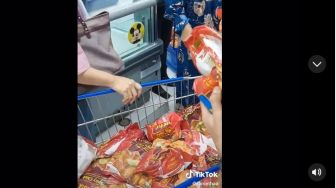 Viral Emak-emak Labrak Orang Beli Chicken Nugget Satu Troli, Ngeri Langka dan Mahal Kayak Minyak Goreng