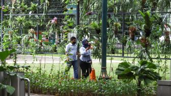 Warga mengunjungi Taman Suropati di Jakarta Pusat, Jumat (18/3/2022). [Suara.com/Alfian Winanto]