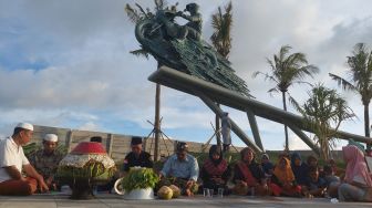 Warga Tergusur Karena Adanya Sirkuit Mandalika Gelar Ritual Roah Tanah di Bawah Patung Jokowi