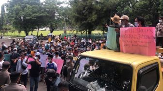 Tidak Diberikan Kesempatan Bicara, Ratusan Warga Bojong Koneng Geruduk Gedung DPRD Kabupaten Bogor