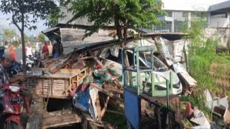 Minibus Seruduk Warung di Tuban hingga Hancur, Lasrun dan Istri Selamat