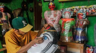 Perajin membuat patung ondel-ondel di Sanggar Betawi Rifky Albani di Jakarta, Jumat  (18/3/2022).[Suara.com/Septian]