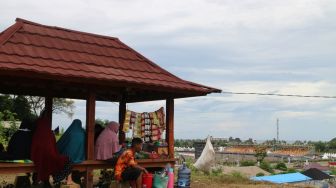 Jual Minuman Dan Makanan di Kuburan Tempat Nonton MotoGP Mandalika, Sariah Ikut Dapat Untung