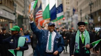 Walikota New York, Eric Adams ikut berbaris saat parade perayaan Hari St. Patrick di New York, Amerika Serikat, Kamis (17/3/2022). [Ed JONES / AFP]
