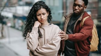 5 Alasan Pasangan Menyembunyikan Masalah dari Kamu, Jangan Marah Dulu!