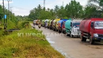Warga Desa Santan Ilir Larang Truk Pengangkut CPO PT EUP Lewat, 18 Kendaraan Terhenti Selama 3 Hari