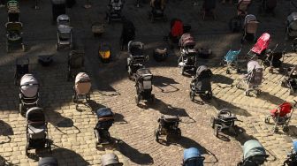 Banyak Anak-Anak Jadi Korban, Warga Kota Lviv Ukraina Pajang Ratusan Kereta Bayi Kosong