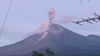 Gunung Semeru Luncurkan Awan Panas Jelang Idul Fitri 2022