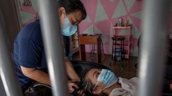 Warga binaan mempraktikkan jasa salon rambut di Bengkel Kerja Lembaga Pemasyarakatan Perempuan (LPP) Kelas II-A Semarang, Jawa Tengah, Jumat (18/3/2022). [ANTARA FOTO/Aji Styawan/rwa]