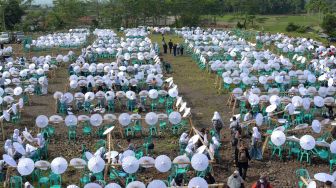 Sejumlah siswa melukis payung geulis pada Festival, Lomba dan Rekor Melukis 2022 Payung Geulis Se-Jawa Barat di SMA Negeri 10 Kota Tasikmalaya, Jawa Barat, Sabtu (19/3/2022). [ANTARA FOTO/Adeng Bustomi/rwa]
