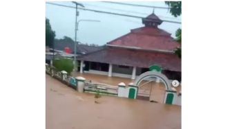 Diguyur Hujan Deras, Jalan Akses Carita Labuan Terputus