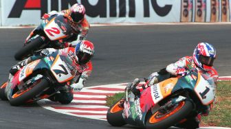 Tadayuki Okada (No 7) dari tim Repsol Honda Jepang terus mendekati Mick Doohan (No1) dari Australia, diikuti oleh Alex Criville (No2) dari Spanyol keduanya juga dari Repsol Honda di Kejuaraan Dunia Grand Prix '97 di sirkuit Sentul, 28 September 1997. [KEMAL JUFRI / AFP] 
