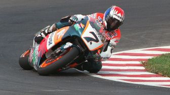 Pembalap (No7), Tadayuki Okada dari Japan Repsol membelokkan motornya di tikungan pada World Championship Grand Prix '97 di sirkuit Sentul, 28 September 1997. [KEMAL JUFRI / AFP] 
