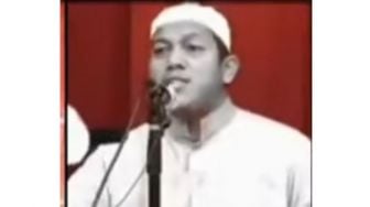 Heboh! Ustaz Ini Larang Umat Muslim Cium Tangan Kiai, Warganet Ramai-ramai Beri Respon Menohok