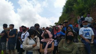 Warga lokal nonton MotoGP Mandalika 2022 di atas Bukit Rangkap yang terletak di utara Sirkuit Mandalika, Minggu (20/3/2022). [Arief Apriadi/Suara.com]
