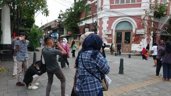 Dengan Modal Smartphone, Penyedia Jasa Foto di Kota Lama Semarang Dibayar Seiklasnya