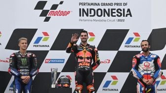 Pembalap Red Bull KTM Factory Racing Miguel Oliveira (tengah) berfoto di podium bersama pembalap Monster Energy Yamaha Fabio Quartararo (kiri) dan pembalap Pramac Racing Johann Zarco (kanan) seusai balapan MotoGP seri Pertamina Grand Prix of Indonesia di Pertamina Mandalika International Street Circuit, Lombok Tengah, NTB, Minggu (20/3/2022).  ANTARA FOTO/Andika Wahyu