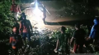 Bocah Perempuan 7 Tahun Terseret Arus Sungai di Sumenep Usai Pulang Ngaji, hingga Sekarang Belum Ditemukan