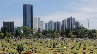 Warga melakukan ziarah kubur di TPU Menteng Pulo, Jakarta, Senin (21/3/2022). [Suara.com/Septian]