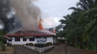 Detik-detik Kantor Dinas Pertanian Seluma Terbakar Diduga Karena Konsleting Listrik