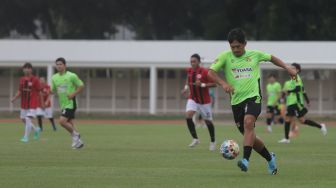 Aktor Ibnu Jamil menggiring bola saat bermain sepakbola bersama Selebritis FC di Stadion Madya, Kompleks Gelora Bung Karno, Jakarta, Senin (21/3/2022). [Suara.com/Angga Budhiyanto]