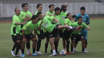 Para pemain Selebritis FC berfoto bersama sebelum bertanding di Stadion Madya, Kompleks Gelora Bung Karno, Jakarta, Senin (21/3/2022). [Suara.com/Angga Budhiyanto]