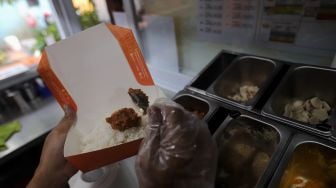 Juru masak menyiapkan bahan-bahan untuk membuat nasi goreng pesanan pelanggan di salah satu gerai di kawasan Ampera, Jakarta, Senin (21/3/2022). [Suara.com/Angga Budhiyanto]