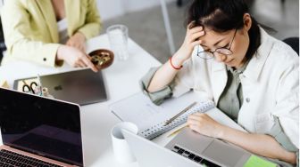 6 Tips Mengatur Peran Kerja untuk Mengurangi Stres pada Pekerjaan