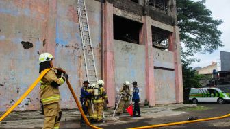 Peserta saat melakukan kompetisi pemadaman dan penyelamatan di Pusdiklat Penanggulangan Kebakaran dan Penyelamatan Provinsi DKI Jakarta, Jakarta, Senin (21/3/2022).  [Suara.com/Septian]