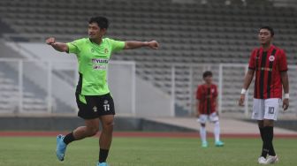 Aktor Ibnu Jamil melakukan selebrasi saat bermain sepakbola bersama Selebritis FC di Stadion Madya, Kompleks Gelora Bung Karno, Jakarta, Senin (21/3/2022). [Suara.com/Angga Budhiyanto]