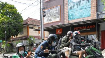 Ridwan Kamil Bonceng Tjetjep Heryana Keliling Kota Mataram Naik Vespa: Sekali Pembalap Tetap Pembalap