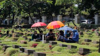 Warga melakukan ziarah kubur di TPU Menteng Pulo, Jakarta, Senin (21/3/2022). [Suara.com/Septian]