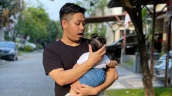 Anak Disebut Lupa Wajah Tretan Muslim karena Jarang Pulang, Ekspresinya Kocak!