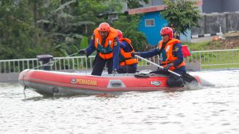 Peserta saat melakukan kompetisi pemadaman dan penyelamatan di Pusdiklat Penanggulangan Kebakaran dan Penyelamatan Provinsi DKI Jakarta, Jakarta, Senin (21/3/2022).  [Suara.com/Septian]