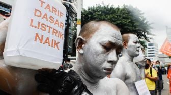 Massa dari Serikat Buruh dan Serikat Petani menggelar aksi unjuk rasa di depan kantor Kementerian Perdagangan, Gambir, Jakarta Pusat, Selasa (22/3/2022). [Suara.com/Alfian Winanto]