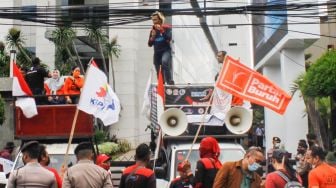 Massa dari Serikat Buruh dan Serikat Petani menggelar aksi unjuk rasa di depan kantor Kementerian Perdagangan, Gambir, Jakarta Pusat, Selasa (22/3/2022). [Suara.com/Alfian Winanto]