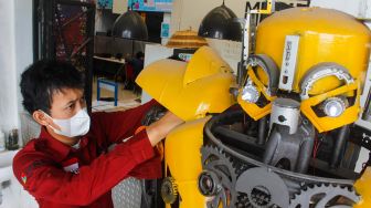 Seorang peserta pelatihan merakit Robot-robot hasil karyanya di Kampong Robot, Ciputat, Tangerang Selatan, Banten, Senin (22/3/2022).[Suara.com/Septian]