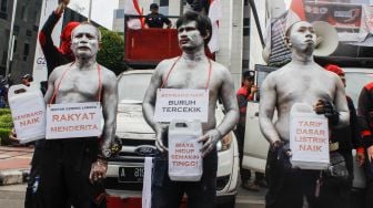 Massa dari Serikat Buruh dan Serikat Petani menggelar aksi unjuk rasa di depan kantor Kementerian Perdagangan, Gambir, Jakarta Pusat, Selasa (22/3/2022). [Suara.com/Alfian Winanto]