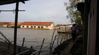 Puluhan Warga Tambaksari Demak Menetap di Kampung Apung Akibat Abrasi