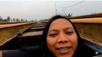 Dede Inoen Bikin Konten Sembunyi di Bawah Kolong Rel Kereta, Netizen: Penjara Selama 3 Bulan atau Didenda Rp15 Juta
