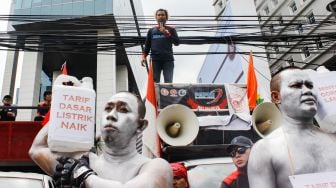 Massa dari Serikat Buruh dan Serikat Petani menggelar aksi unjuk rasa di depan kantor Kementerian Perdagangan, Gambir, Jakarta Pusat, Selasa (22/3/2022). [Suara.com/Alfian Winanto]