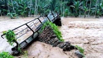 Banjir Menerjang Pesanggaran Banyuwangi, 100 Rumah Terendam dan Jembatan Terputus