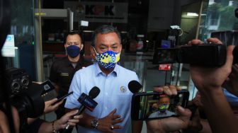 Ketua DPRD DKI Jakarta Prasetyo Edi Marsudi menjawab pertanyaan wartawan usai menjalani pemeriksaan di Gedung Merah Putih KPK, Jakarta, Selasa (22/3/2022).  ANTARA FOTO/Reno Esnir
